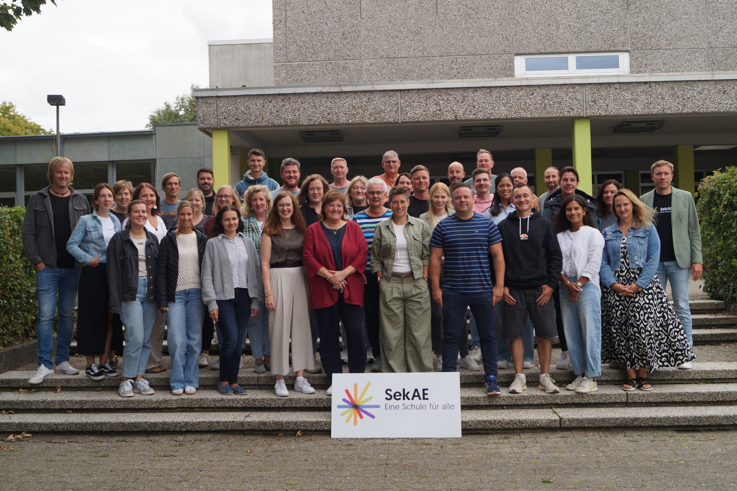 Foto des gesamten Kollegiums der SekAE vorm Schulgebäude