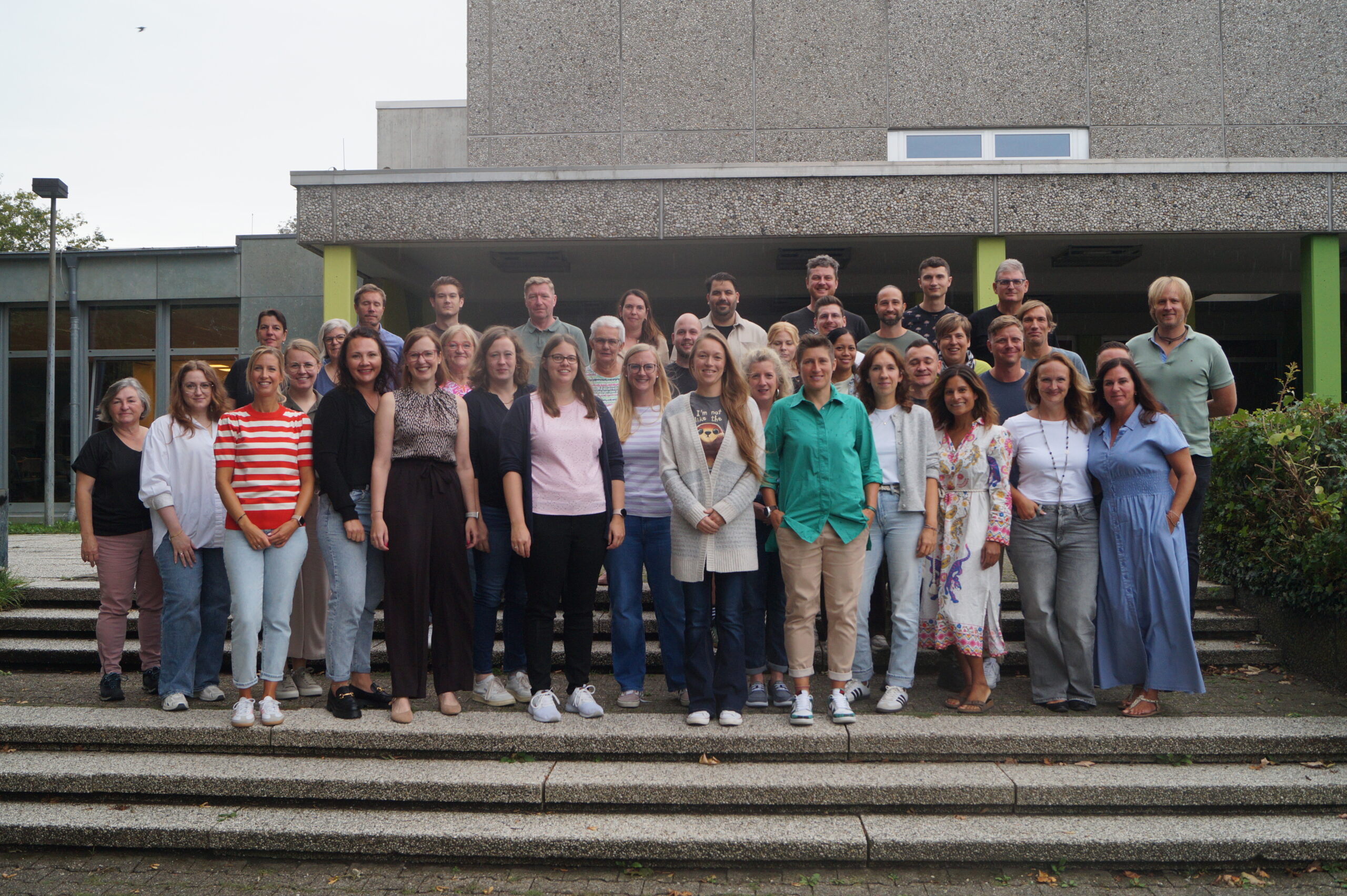 Foto des gesamten Kollegiums der SekAE vorm Schulgebäude