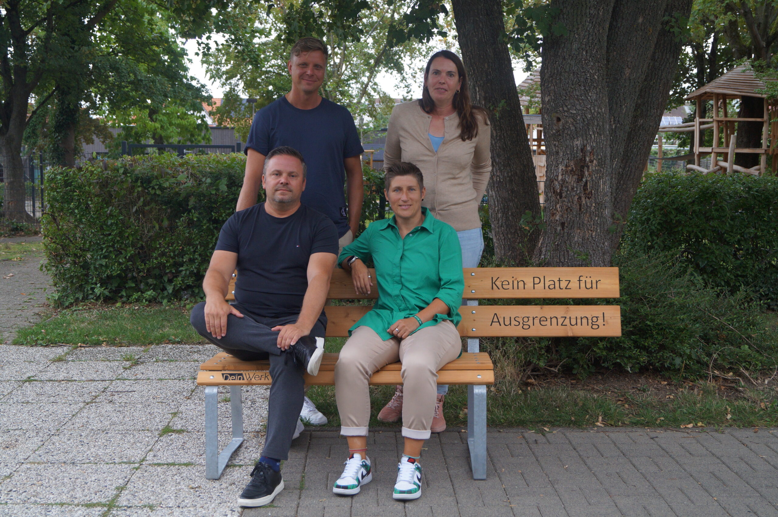Sechs Personen halten ein Schild mit dem Logo der SekAE
