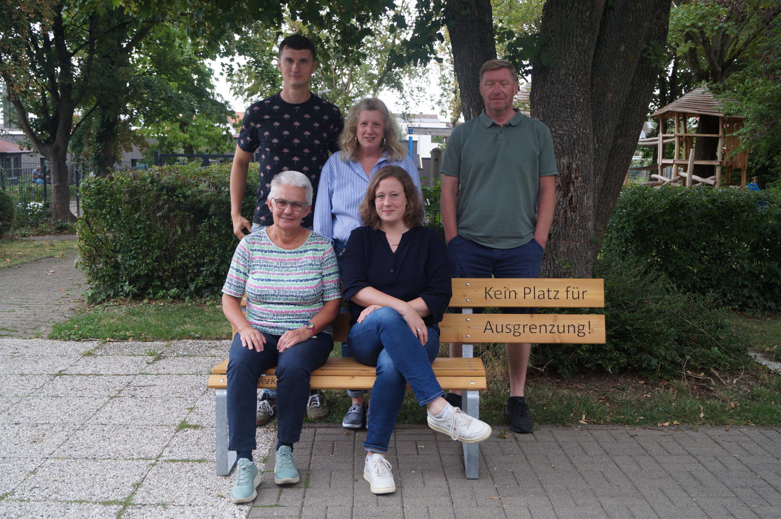 Sechs Personen halten ein Schild mit dem Logo der SekAE